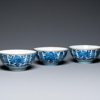 Drie Chinese blauw-witte 'Shou' kommen, Kangxi