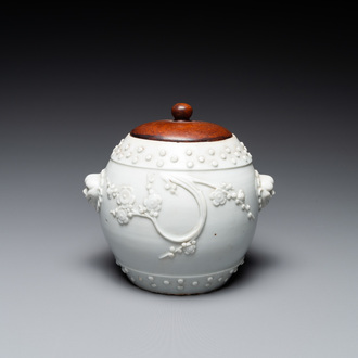 Un pot en porcelaine blanc de Chine à décor de fleurs de prunus en relief, 18/19ème