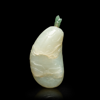 Een Chinese lichte celadon jade snuiffles, 18/19e eeuw