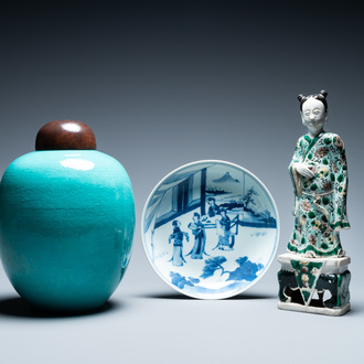 Een Chinese famille verte biscuit figuur, een groene 'lotus' pot en een blauw-wit bord met figuratief decor, Kangxi en later