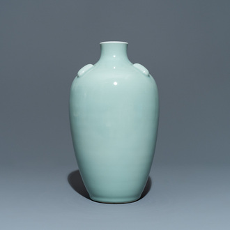 Un vase en porcelaine de Chine céladon monochrome, marque de Qianlong, 19/20ème