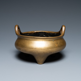 Een Chinese bronzen driepotige wierookbrander, Xuande merk, 19e eeuw