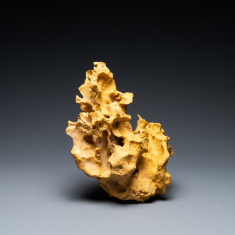Een Chinese gele 'gongshi' steen, 19/20e eeuw