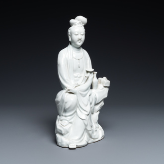 Une figure de Guanyin en porcelaine blanc de Chine de Dehua, marque en creux, 19/20ème