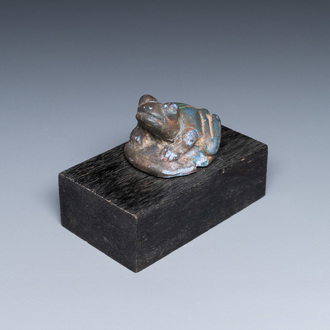 Un modèle d'une grenouille en faïence à émail turquoise et bleu de cobalt, Egypte, 15/11ème av. J.-C.