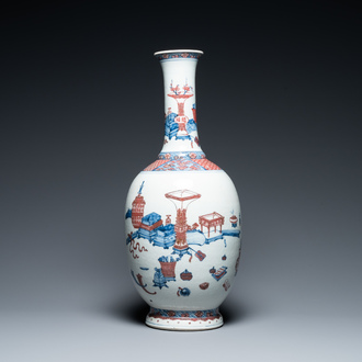 Un vase en porcelaine de Chine en bleu, blanc et rouge de fer à décor d'antiquités, Qianlong