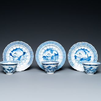 Trois tasses et soucoupes en porcelaine de Chine en bleu et blanc en forme de lotus à décor d'acupuncture, Kangxi