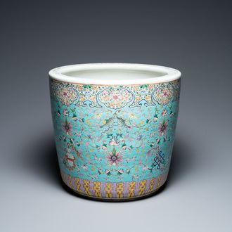 Une jardinière en porcelaine de Chine famille rose à fond turquoise à décor 'bajixiang', 19ème