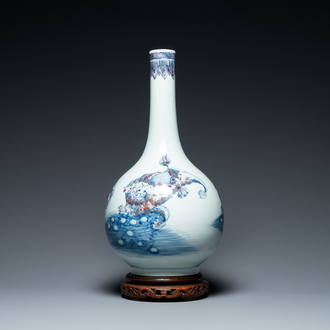 Un vase de forme bouteille en porcelaine de Chine en bleu, blanc et rouge de cuivre, 20ème