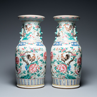 Une paire de vases en porcelaine de Chine famille rose, 19ème