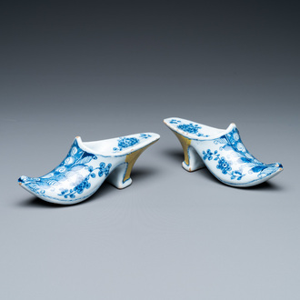 Une paire de modèles de pantoufles en faïence de Delft en bleu, blanc et jaune, 18ème
