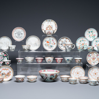 Une collection variée de tasses et soucoupes en porcelaine de Chine famille rose et grisaille et un bol à décor de coqs, Yongzheng/Qianlong