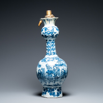 Un grand vase en faïence de Delft en bleu et blanc à décor chinois, fin du 17ème