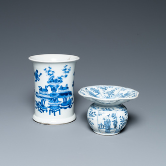 Un pot à pinceaux et un crachoir en porcelaine de Chine en bleu et blanc, Kangxi