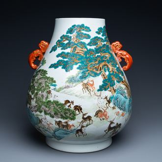 Un vase de forme 'hu' en porcelaine de Chine famille rose à décor des '100 daims', marque de Qianlong, République