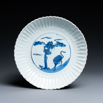 Une assiette en forme de chrysanthème en porcelaine de Chine en bleu et blanc à décor d'un tigre pour le marché japonais, Tianqi/Chongzhen