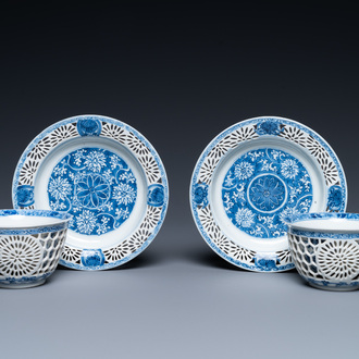 Une paire de tasses et soucoupes ajourées et à double parois en porcelaine de Chine en bleu et blanc, Kangxi