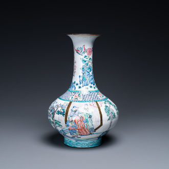 Un vase de forme bouteille en émaux de Canton, marque de Qianlong, 19ème