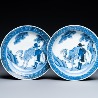 Une paire de coupes en porcelaine d'Arita en bleu et blanc figurant un hollandais auprès de son chameau, Japon, 17/18ème