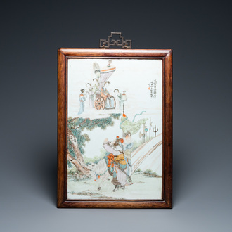 Une plaque de forme rectangulaire en porcelaine de Chine qianjiang cai, signée Qian An et datée 1905