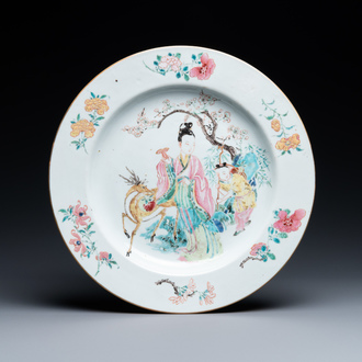 Un plat en porcelaine de Chine famille rose à décor de Magu, Yongzheng