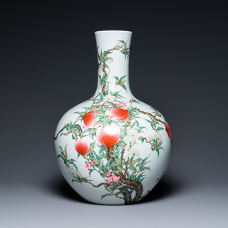 Un grand vase de forme 'tianqiu ping' en porcelaine de Chine famille rose à décor des 'neuf pêches', marque de Qianlong, 20ème