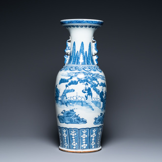 Een Chinese blauw-witte vaas met een theeceremonie, 19e eeuw