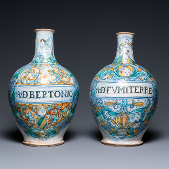 Een paar grote apothekersflessen in polychrome Italiaanse majolica, Deruta, 17e eeuw