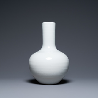 A Chinese monochrome white-glazed 'tianqiu ping' vase, 18/19th C.