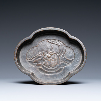 Un lave-pinceaux quadrilobe en bronze, Chine, Kangxi