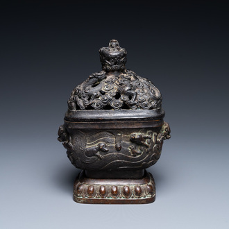 Een Chinese bronzen wierookbrander met mythische dieren, 17e eeuw