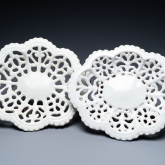 Une paire de plats ajourés en faïence en blanc monochrome, Faenza, Italie, 17ème