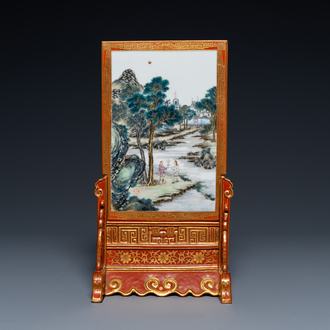 Un écran de table en porcelaine de Chine famille rose à décor d'un paysage hivernale et d'Européens, marque de Qianlong, 18/19ème