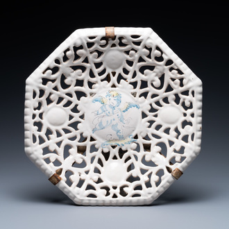 Een opengewerkte octagonale Italiaanse blauw-witte en gele tazza met een putto, Faenza, 17e eeuw