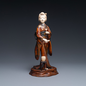 Un okimono d'une geisha en bois, laque, ivoire et nacre, Japon, Meiji, 19ème