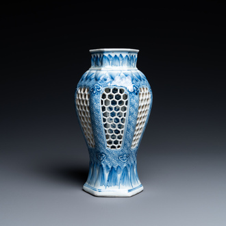 Un vase ajouré et à double parois en porcelaine de Chine en bleu et blanc, Kangxi