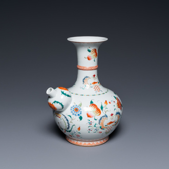 Une verseuse de type kendi en porcelaine de Chine famille rose à décor 'Pompadour',  Yongzheng/Qianlong