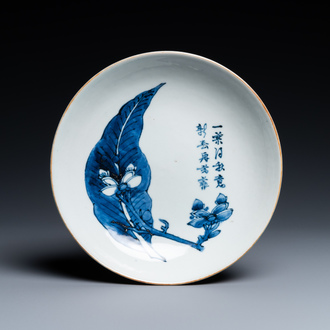 Une assiette en porcelaine de Chine en bleu et blanc à décor d'une fleur de magnolia, d'une feuille et d'un poème, Shunzhi