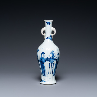 Un vase en porcelaine de Chine en bleu et blanc aux anses en forme de têtes d'éléphants, Kangxi