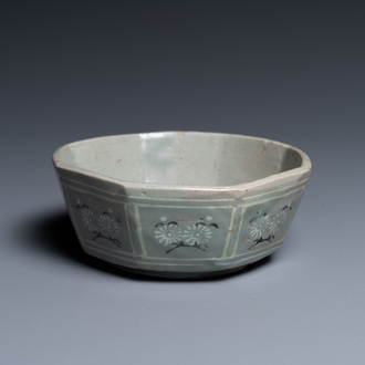 Un lave-pinceaux de forme octagonale en porcelaine de Corée céladon, probablement Goryeo, 14/15ème