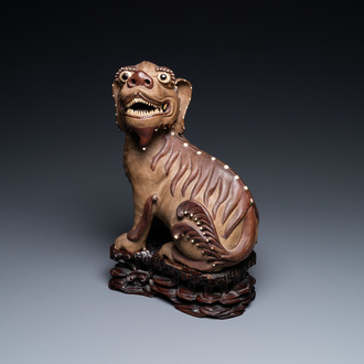 Een Chinese Yixing steengoed hond op houten sokkel, 19e eeuw