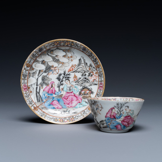 Une tasse et soucoupe en porcelaine de Chine famille rose à décor romantique, Qianlong
