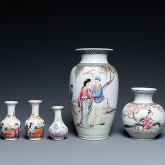 Cinq vases en porcelaine de Chine famille rose, 19/20ème