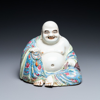 Une figure de Bouddha en porcelaine de Chine famille rose, marque Xue Chang Sen Zuo, République