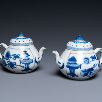 Een paar Chinese blauw-witte theepotten met antiquiteiten, Kangxi