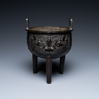 Un brûle-parfum tripod en bronze à décor de masques taotie, Chine, Ming