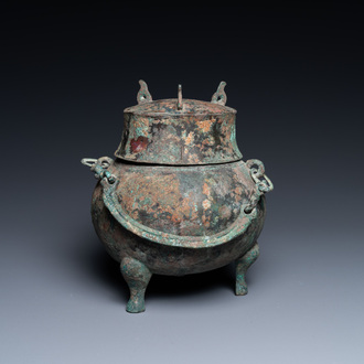 Un pot à vin rituel tripod couvert en bronze, Chine, Han de l'Ouest