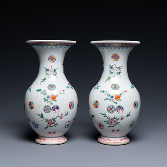 Une paire de vases en porcelaine de Chine famille rose, marque de Yongzheng, 19/20ème