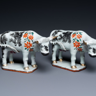 Une paire de vaches en porcelaine de Chine d'exportation d'après des modèles en faïence de Delft, Qianlong