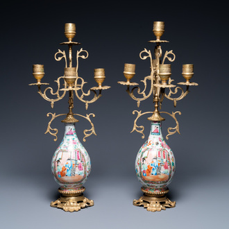 Une paire de candélabres en laiton doré montés sur vases en porcelaine de Chine famille rose de Canton, 19ème